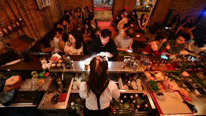 Nhiều người tham gia các bữa tiệc cuối năm để gặp gỡ, kết nối với bạn bè, đồng nghiệp. Ảnh minh họa: Duy Hiệu.