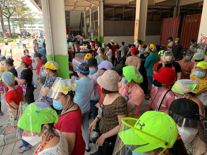 Công nhân Pouchen ngừng việc, yêu cầu nâng thưởng Tết 2022 ngày 7/1. Ảnh: M.N.