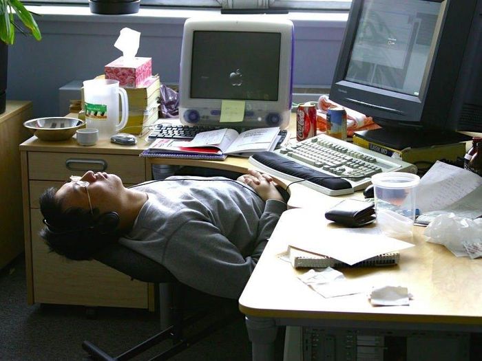  Ngủ tại công ty, ngay tại bàn làm việc là hình ảnh quen thuộc của nhiều nhân sự "cổ cồn": Ảnh: Flickr. 