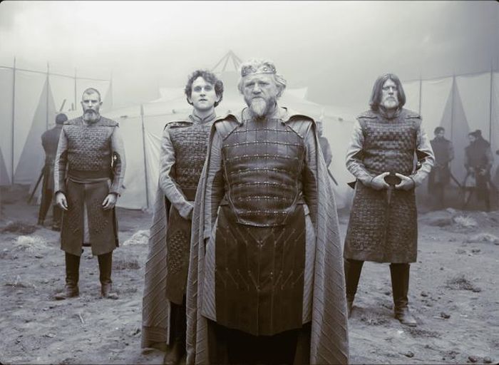 Brendan Gleeson trong vai vua Duncan (giữa)