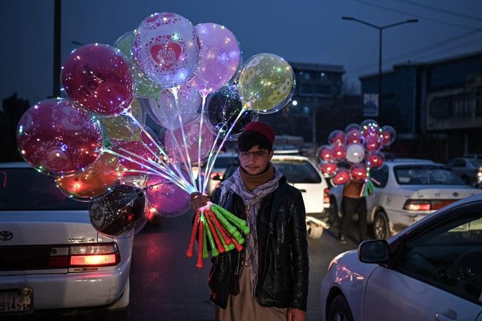 Các cậu bé bán bóng bay trên một con phố đông đúc ở Kabul. Ảnh: AFP.