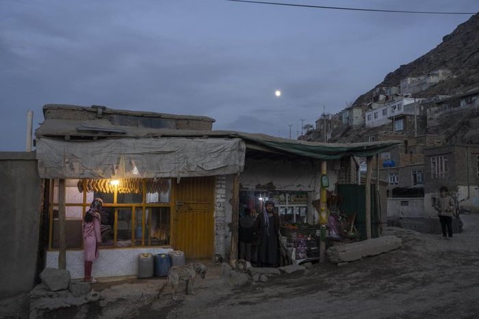 Tiệm bánh mì và tiệm rau xanh ở Kabul heo hút khi màn đêm dần buông xuống. Ảnh: Petros Giannakouris / AP.
