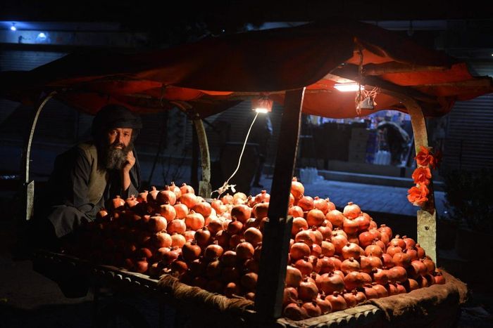 Người đàn ông bán lựu bên gian hàng của mình tại một con phố ở Kandahar. Ảnh: Javed Tanveer / AFP.
