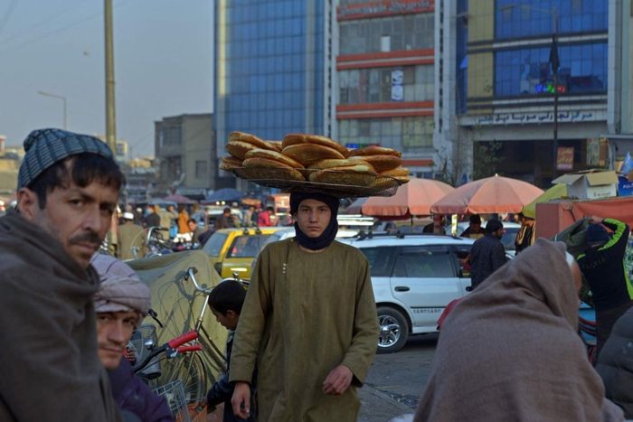 Một người bán bánh mì tại một khu chợ đường phố ở khu Pul-e Khishti của Kabul. Ảnh: Ahmad Sahel Arman / AFP.