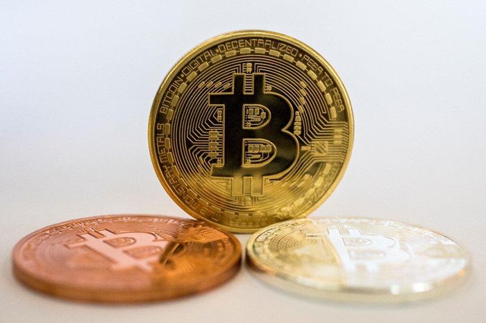  Với nhiều nhà đầu tư, việc Bitcoin giảm giá là cơ hội mua vào giá thấp. Ảnh: Reuters.