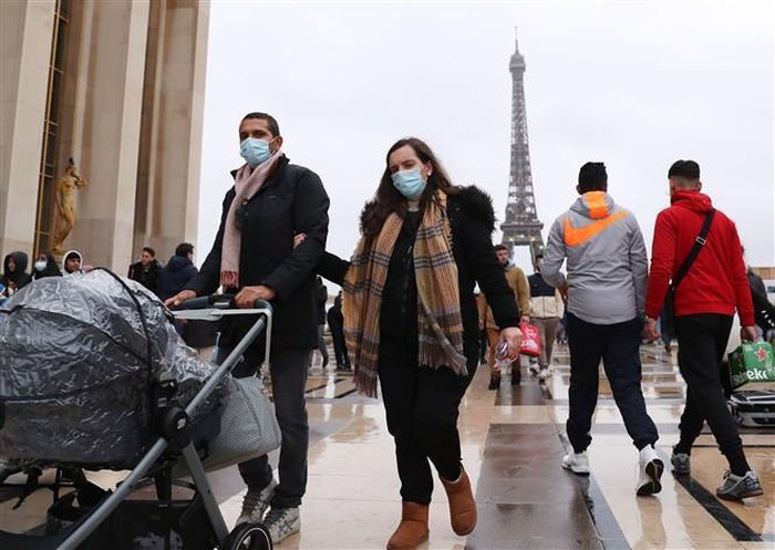 Người dân đeo khẩu trang phòng dịch COVID-19 tại Paris, Pháp, ngày 29/12/2021. Ảnh: THX/ TTXVN