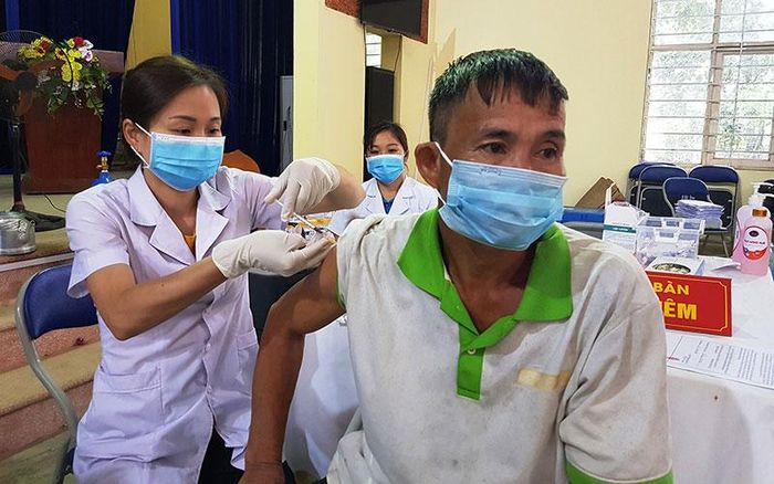 Tiêm vắc-xin phòng Covid-19 cho người dân ở Lào Cai. Ảnh: QUỐC HỒNG