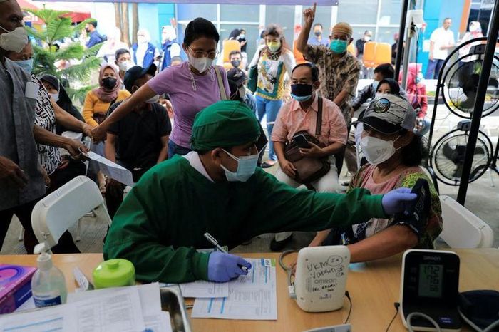 Một điểm tiêm chủng tại Jakarta, Indonesia khi Omicron đang lây lan mạnh. Ảnh: AFP