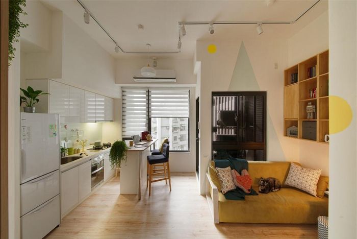 Sofa được thiết kế quay lưng lại với bếp, tạo sự tách biệt cho hai không gian.