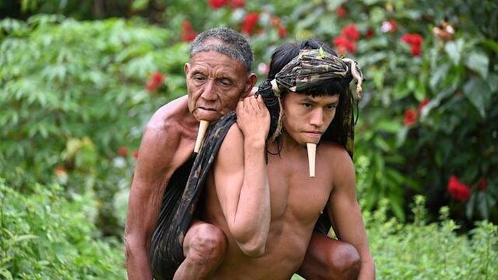 Tawy đang cõng người cha Wahu sau khi cả hai được tiêm một liều vaccine Covid-19 tại Amazon, Brazil. Ảnh: Erik Jennings Simoes.
