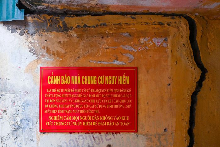 Khu tập thể được dán cảnh báo mức độ nguy hiểm không thể đáp ứng được yêu cầu sử dụng bình thường.