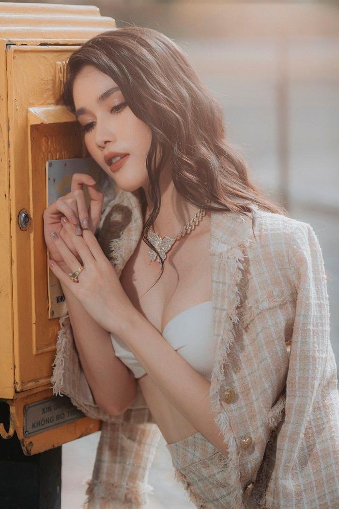 Theo đó, Phương Anh hóa thân thành quý cô thành thị thời trang, khoác trên mình loạt trang phục quyến rũ, cá tính.
