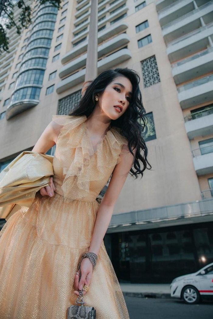 Trong loạt ảnh, Phương Anh như một fashionista thời thượng đúng điệu khi khoác trên mình loạt trang phục quyến rũ, cá tính.