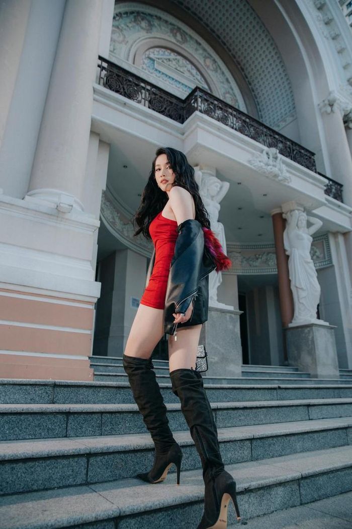 Form dáng từ những item riêng lẻ như chiếc jacket đầy cá tính phối cùng chân váy hay đầm ôm sát body quyến rũ, đến những mẫu váy ngắn với form dáng lạ mắt.