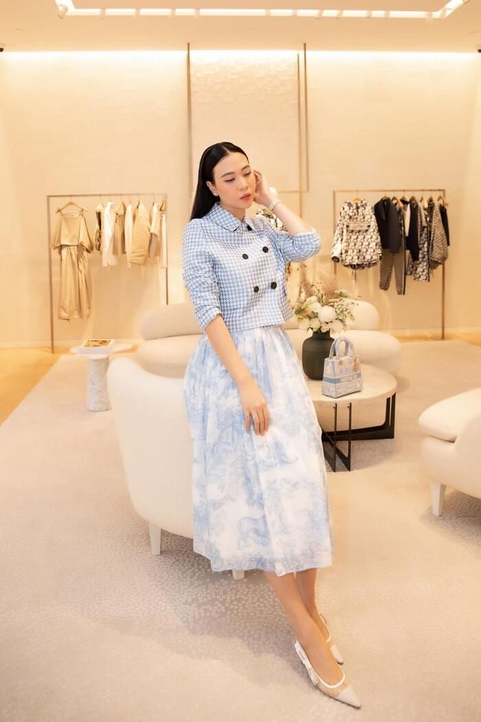 Đàm Thu Trang "lên đồ" sang trọng, khoe vóc dáng thon gọn cùng nhan sắc xinh đẹp, quyến rũ.