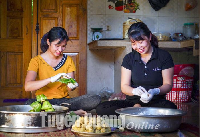Chị Vũ Thị Giang (bên trái) thực hiện công đoạn gói bánh rợm.