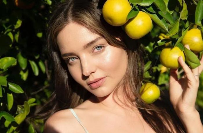 Miranda Kerr coi việc chăm sóc da là một trải nghiệm toàn diện.
