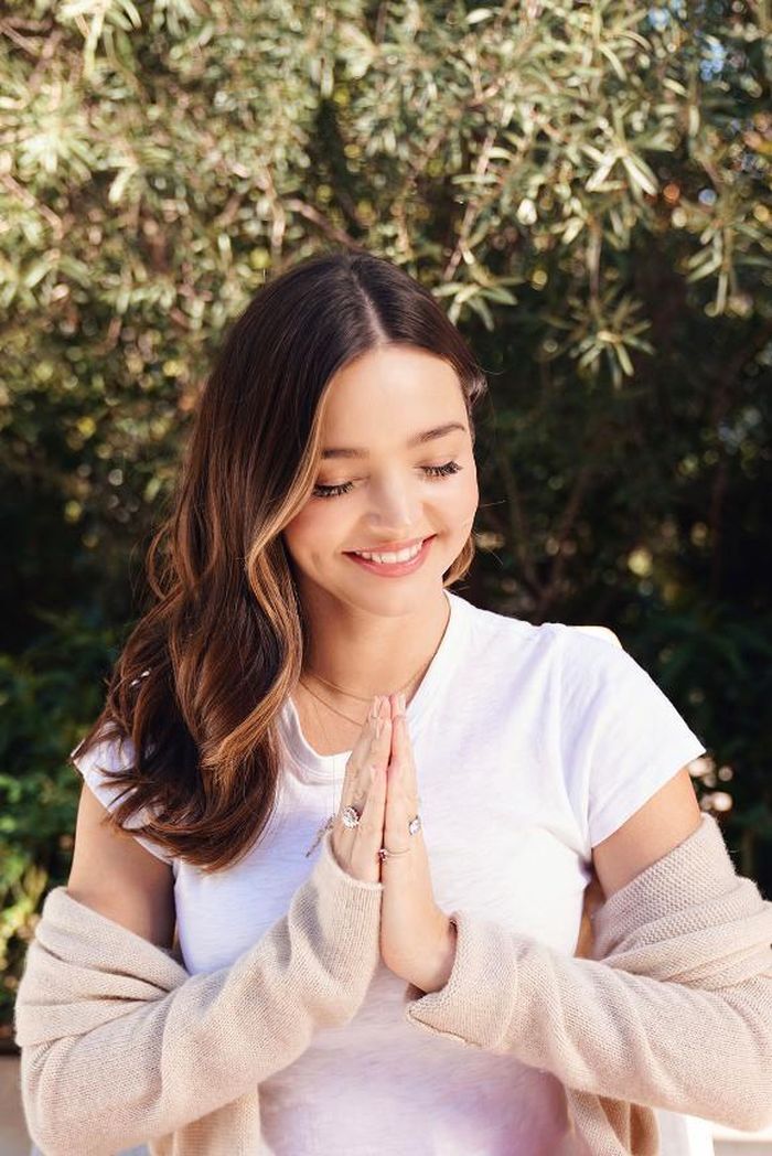 Miranda Kerr cảm nhận năng lượng tích cực từ các loại dầu trong sữa rửa mặt.