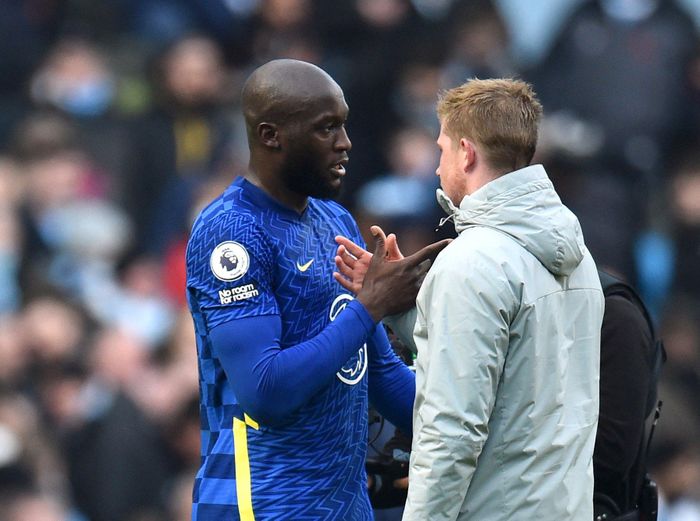  Chelsea thua trong cả 2 lần đối đầu Man City mùa này, cùng với tỷ số 0-1 và bị đối thủ bỏ xa đến 13 điểm trên bảng xếp hạng sau 22 vòng đấu. 