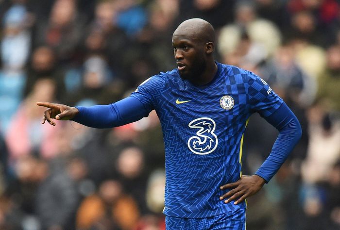  "Lukaku phát biểu như thể anh ta là tiền đạo số một thế giới. Những gì anh ta làm chỉ là kéo Chelsea đi xuống", tài khoản CfcSheikh chỉ trích. Đồng quan điểm, CĐV Chris cho biết: "Sau khi xin lỗi CĐV Chelsea, Lukaku đã bỏ lỡ 3 cơ hội không thể ngon ăn hơn ở trận gặp Tottenham và Man City". 
