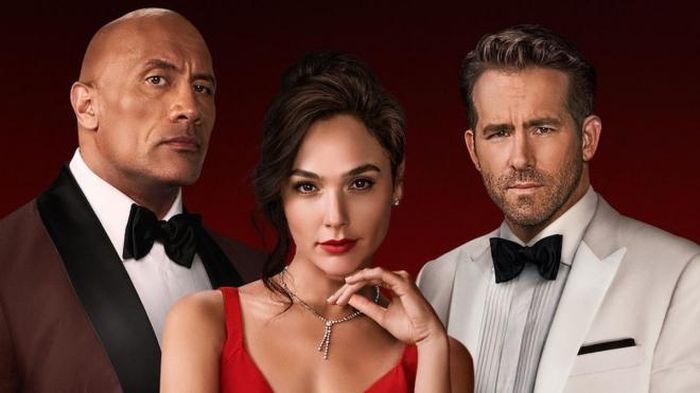Dwayne Johnson, Gal Gadot và Ryan Reynolds (từ trái sang)