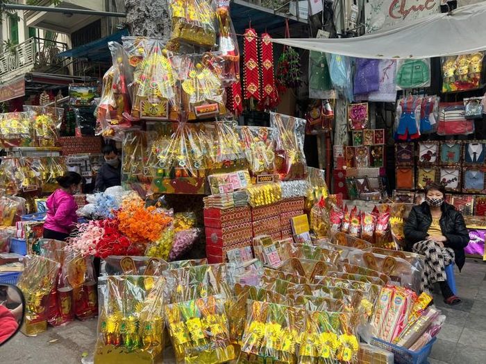 Những bộ mũ, áo chuẩn bị cho dịp lễ cúng Ông Công, Ông Táo.