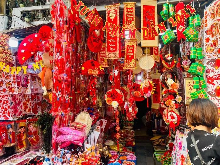 Bánh chưng xanh, dưa hấu đỏ là những thứ không thể thiếu.