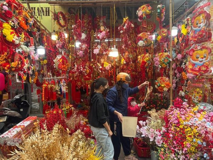 Những cành vàng, cành hoa được nhiều người chọn mua.