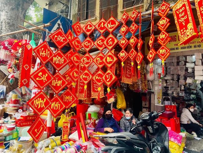 Những câu chữ treo trang trí nhà được bày bán nhiều nhân dịp Tết.