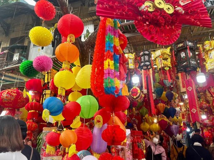 Khác với mọi năm, năm nay, do dịch COVID-19, hàng hóa bày bán phần lớn là đồ trang trí gia công, thủ công.