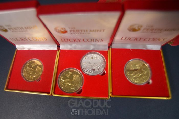 Bên cạnh đó, các loại tiền kỷ niệm của các nước mang hàm ý may mắn, mã đáo thành công cũng được nhiều khách lựa chọn.