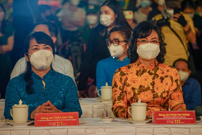 Bà Phan Thị Thắng - Phó Chủ tịch UBND TPHCM và bà Trần Kim Yến - Bí thư Quận ủy quận 1 tham dự lễ khai mạc
