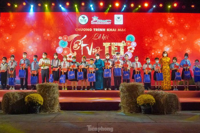 Các vị đại biểu trao quà Tết và lì xì cho trẻ em ở các mái ấm tình thương