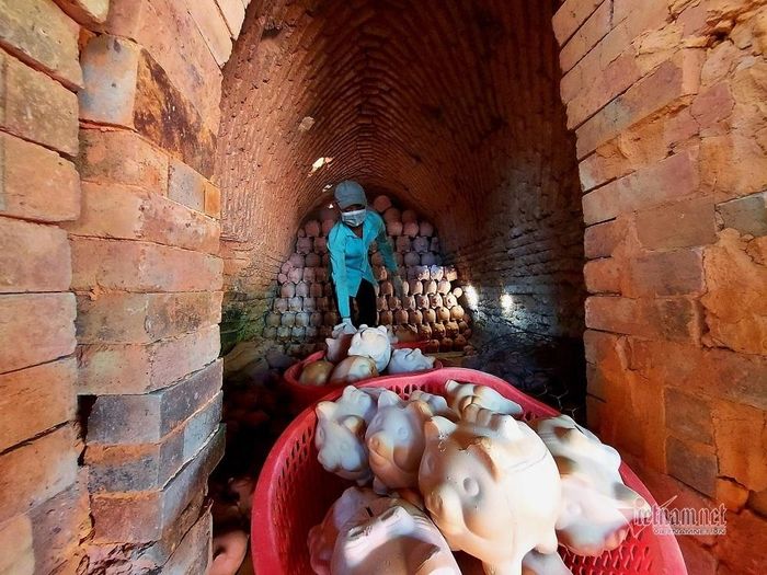 Không chỉ có hổ, làng nghề còn cung cấp ra thị trường hàng vạn con heo đất mỗi ngày (ảnh: Trần Chung)
