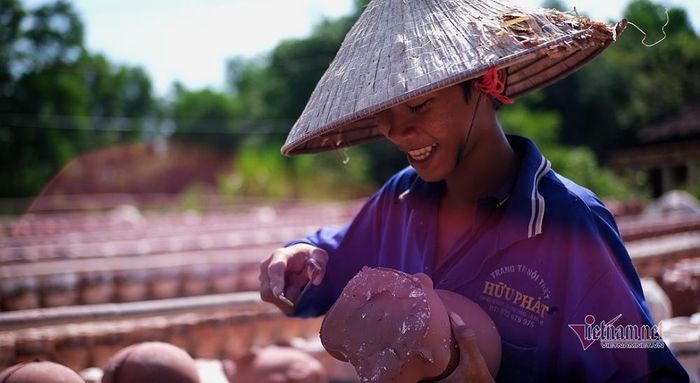 Thợ làm đất nung nạo chỉnh sơ lại một sản phẩm trước khi đưa vào lò (ảnh: Trần Chung)