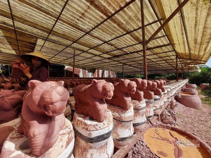 Sản phẩm chào đón năm Nhâm Dần 2022 làm ra bán không xuể (ảnh: Trần Chung)