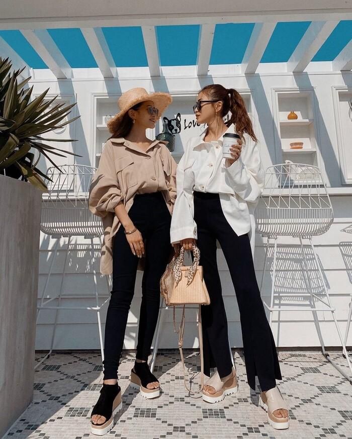 Áo sơ mi oversize nhưng không hề bị dìm dáng khi diện với quần skinny.
