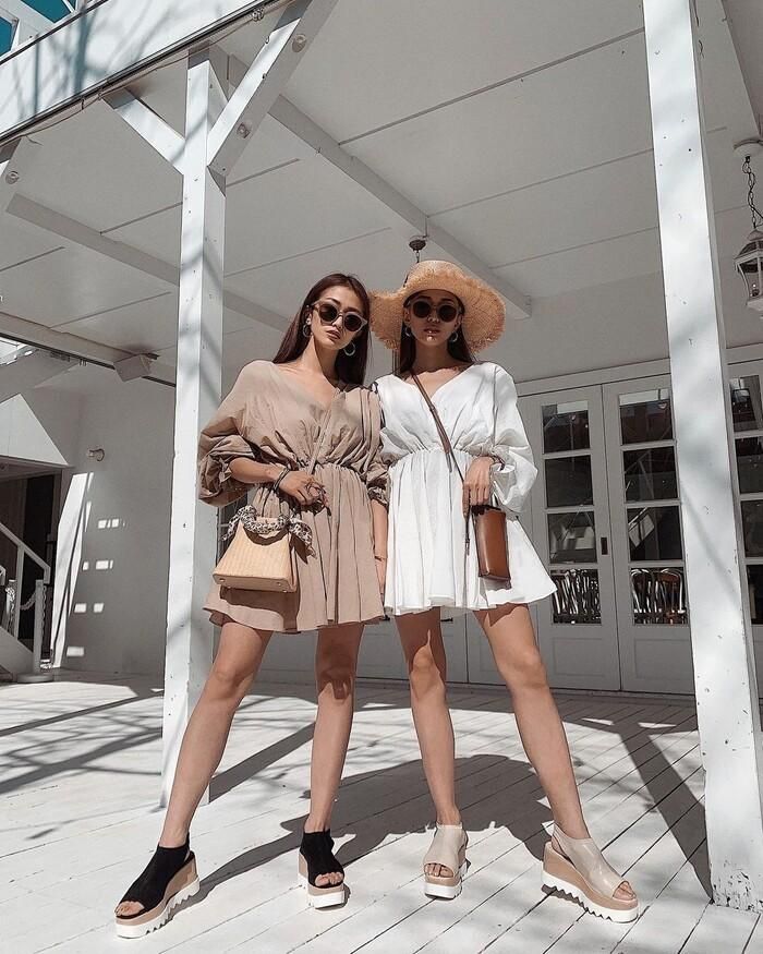 Phong cách thời trang của Eri và Mika đơn giản trong phom dáng và màu sắc, không lo lỗi mốt. Chọn đồ đồng điệu cũng là cách để thể hiện tình cảm thân thiết và ăn ý của hai chị em người Nhật.