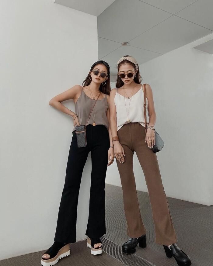 Những chiếc áo 2 dây mát mẻ là món đồ không thể thiếu trong những ngày hè, việc sử dụng thêm phụ kiện layer của Eri và Mika giúp mẫu thiết kế quen thuộc trở nên hấp dẫn hơn.