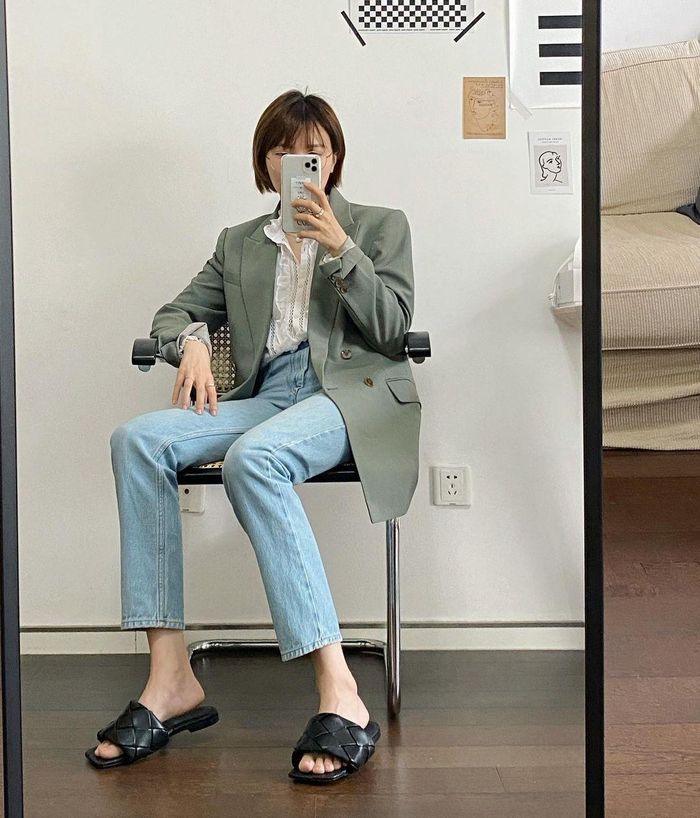 Combo áo blazer màu xanh lá nhạt quần jeans xanh áo sơ mi trắng này rất trẻ trung, nhưng cũng ghi trọn điểm thanh lịch. Khi áp dụng công thức này, chị em nên chọn quần jeans dài trên mắt cá chân, và đừng quên sơ vin, vóc dáng sẽ được cải thiện hiệu quả.