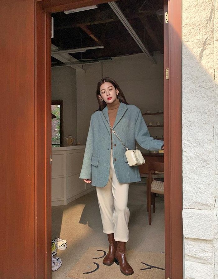 Áo len nâu và blazer màu pastel là cặp bài trùng hoàn hảo, diện lên rất "tây" và trang nhã. Cả tổng thể trang phục càng thêm phần sang xịn nhờ đôi boots nâu.