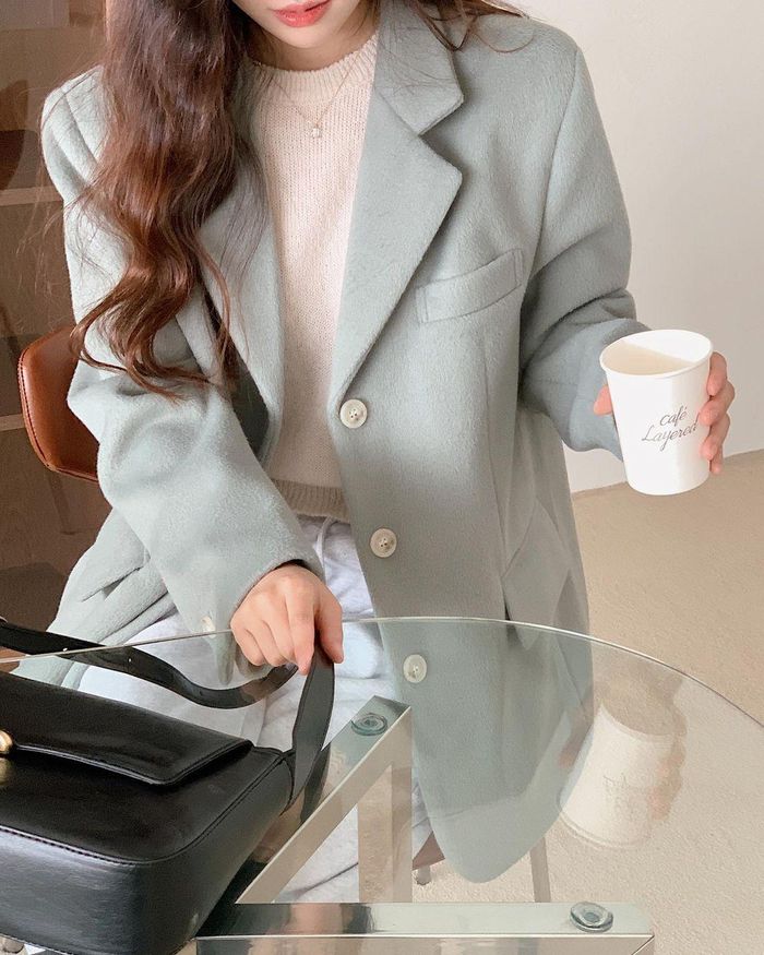 Layer bên trong blazer màu xanh nhạt một chiếc áo len trắng mỏng là cách đơn giản, hiệu quả để hoàn thiện bộ đồ trang nhã. Muốn vẻ ngoài có điểm nhấn hơn, chị em chỉ cần đeo một chiếc dây chuyền mảnh, vậy là trông đã rất long lanh.