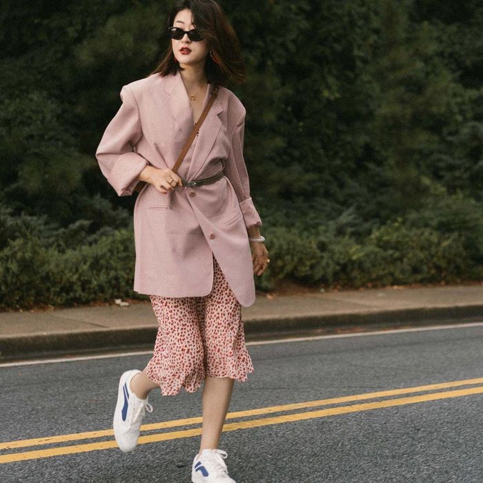 Combo áo blazer hồng pastel váy họa tiết này quá hợp để diện trong Tết, vì xinh tươi, điệu đà. Chi tiết nhấn eo không chỉ cho hiệu quả hack dáng, mà còn giúp cả bộ đồ thêm phần sang chảnh.