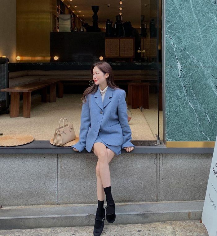 Một set suit váy gồm blazer chân váy ngắn màu pastel sẽ không ngốn của chị em nhiều công sức, thời gian mix đồ. Cụ thể, chị em chỉ cần layer bên trong bộ suit váy xinh tươi này một chiếc áo trắng, vậy là đẹp chuẩn không cần chỉnh. Đôi giày Mary Jane rất hợp với bộ đồ, mang đến vẻ ngọt ngào và yêu kiều.