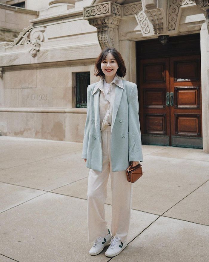 Áo blazer xanh pastel là item rất nhẹ nhàng, trang nhã. Và để bảo toàn vẻ tinh tế cho trang phục, chị em nên kết hợp mẫu áo này với các items như là: quần màu be, áo trắng, giày sneaker trắng. Cách kết hợp này chẳng những rất sang xịn, mà còn vô cùng sáng sủa, trẻ trung.