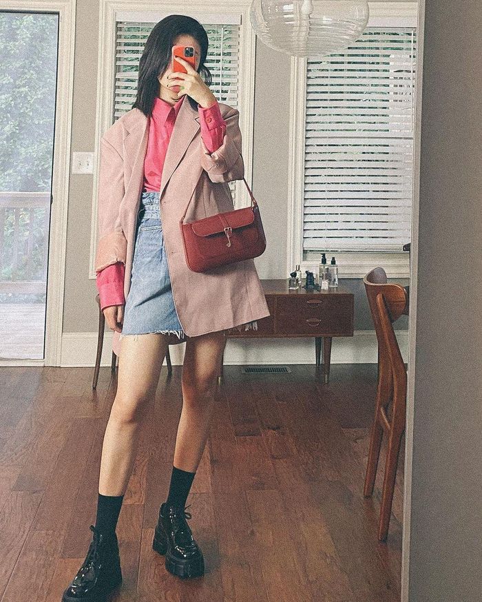 Một chiếc blazer màu hồng pastel quả là rất hợp với không khí vui tươi dịp Tết. Để tạo thêm điểm nhấn rực rỡ cho bộ đồ, bạn có thể diện bên trong áo sơ mi hồng đậm như quý cô trên. Outfit này trở nên trẻ trung, bụi bặm hơn nữa nhờ sự xuất hiện của chân váy denim, giúp hoàn thiện vẻ ngoài hack tuổi, nhưng không kém phần xịn mịn cho người mặc.