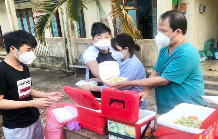 Nhân viên y tế và lực lượng tăng cường tại Bệnh viện dã chiến số 3 chuẩn bị bữa cơm chiều cho các bệnh nhân. Ảnh: Như Nguyện
