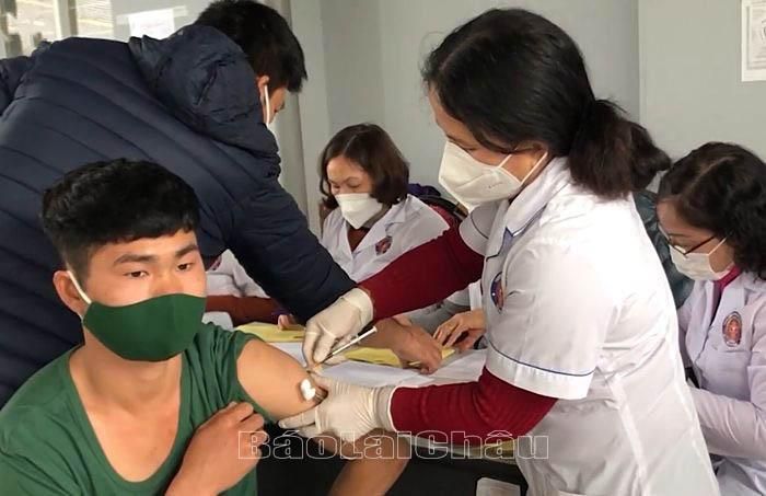 Lai Châu nỗ lực đẩy nhanh tiến độ tiêm vắc-xin phòng Covid-19, tạo miễn dịch cộng đồng.