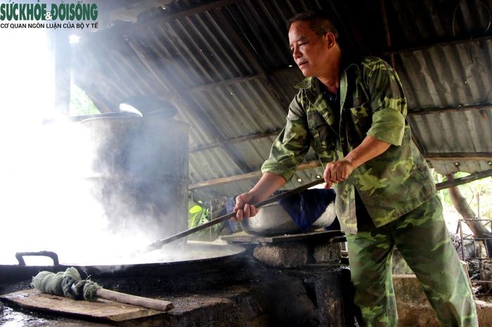Cũng theo anh Nam, nghề làm mật mía rất vất vả, muốn mật ngon phải đứng “canh” chảo trong nhiều giờ, đảo liên tục và đều tay, khi mật sôi thì vớt váng mật, nếu không chú ý mật sẽ bị cháy có màu đen và không được thơm ngon...
