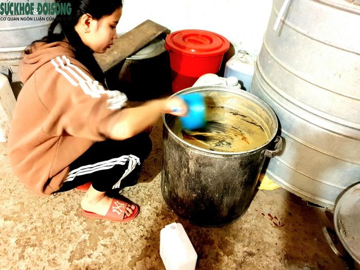 Quá trình nấu mật mất 5-8 tiếng, khi mẻ mật trở nên sánh mịn, đặc, thơm, có màu vàng cánh gián thì mới đảm bảo chất lượng.
